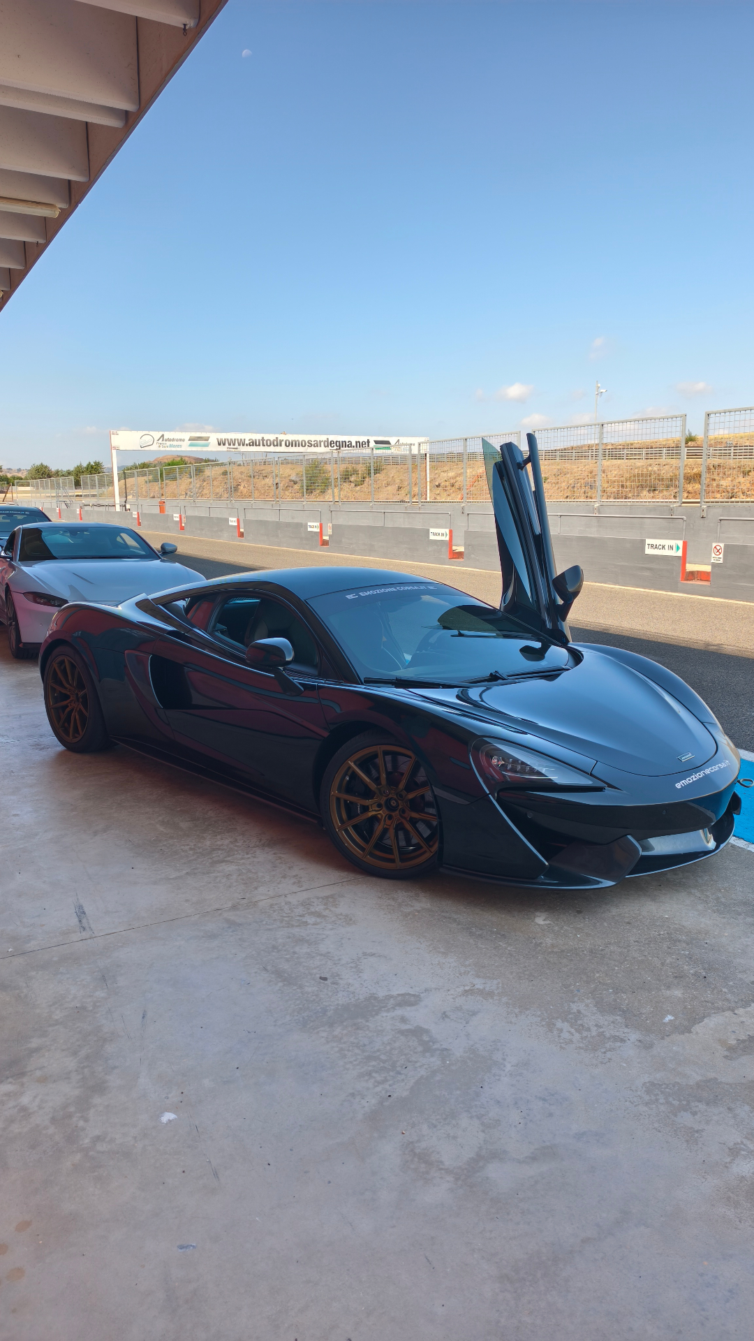 McLaren in the Di Mores box
